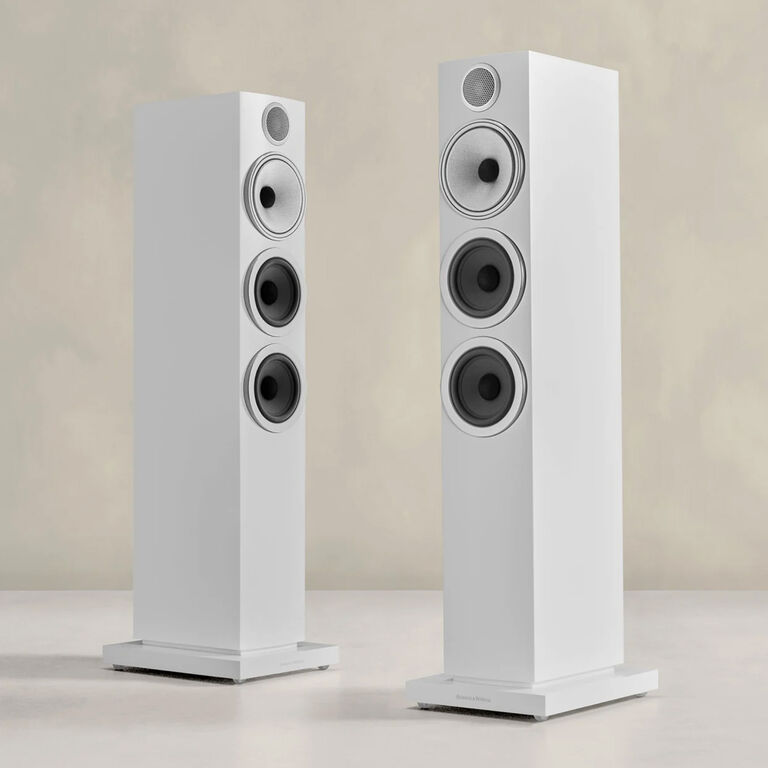 704 S3, Satin White, dynamic