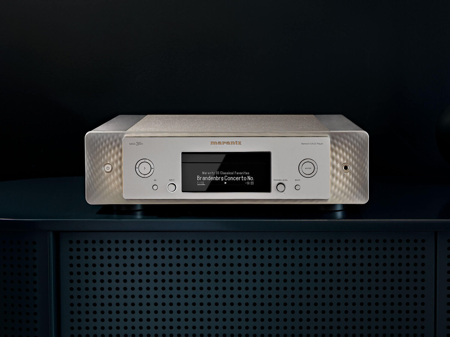 SACD 30n - Silver gold lifestyle view 
