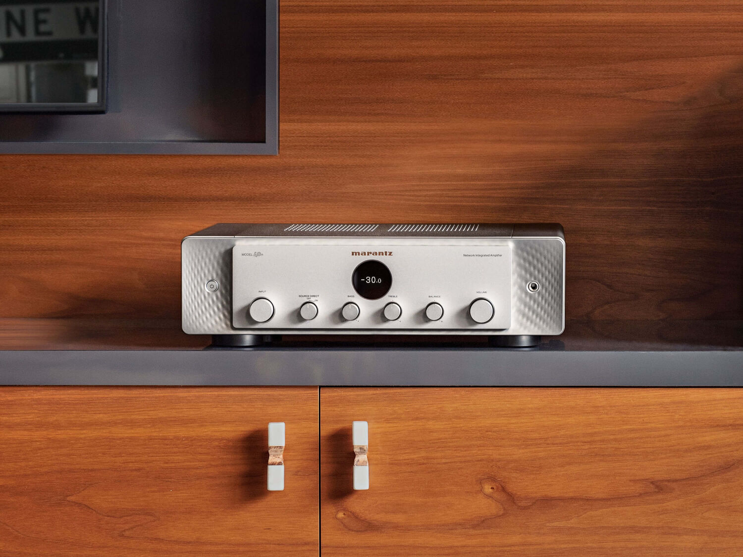 MODEL 40n - Silver gold lifestyle view