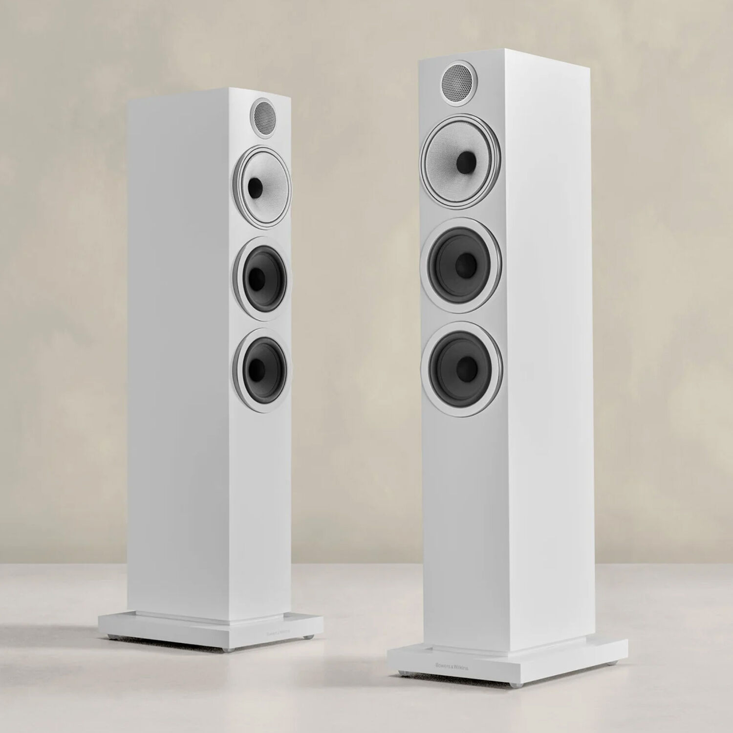 704 S3, Satin White, dynamic
